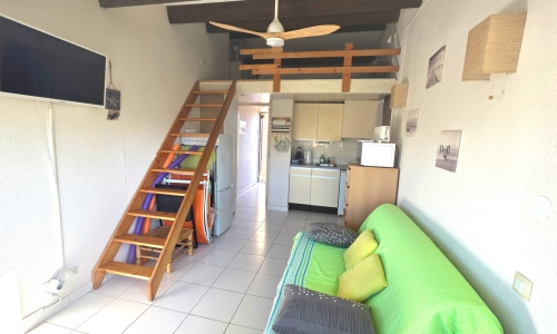 Cuisine et escalier mezzanine du studio 306 à Aphrodite Village Naturiste - © Locations-Leucate.com