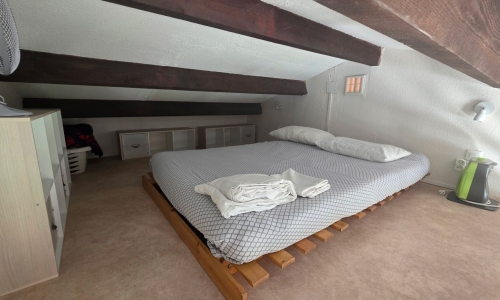 Coin nuit mezzanine du studio 306 à Aphrodite Village Naturiste - © Locations-Leucate.com