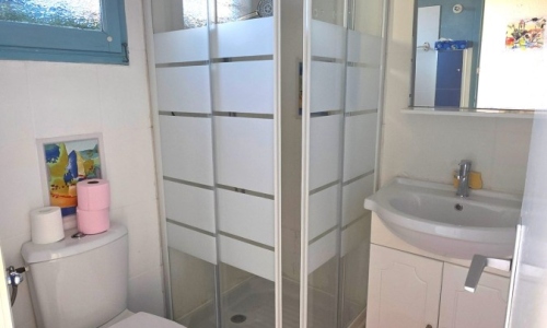 Salle d'eau du studio 306 à Aphrodite Village Naturiste - © Locations-Leucate.com