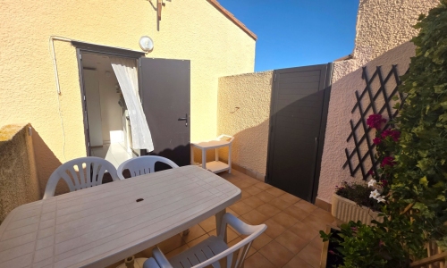 Terrasse privative exposée sud du studio 306 à Aphrodite Village Naturiste - © Locations-Leucate.com