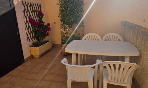 Terrasse privative exposée sud du studio 306 à Aphrodite Village Naturiste - © Locations-Leucate.com